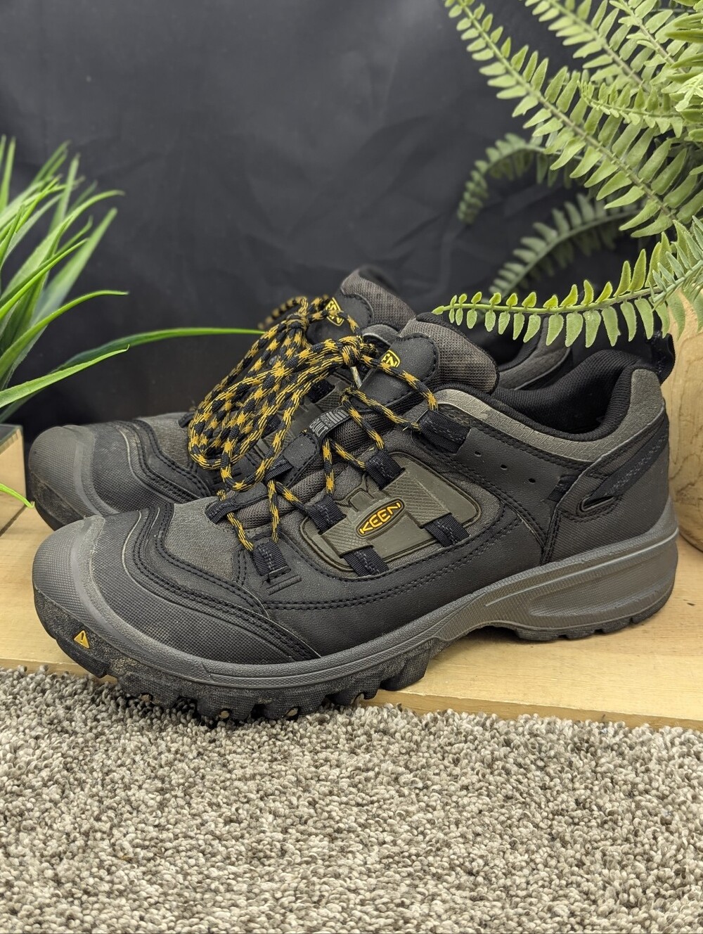 Keen Logan Waterproof Mens Size 10.5D Hiking Walking Camping Shoes